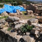 Zona de la premsa de vi trobada al jaciment del Coll del Moro tapada amb lones.