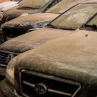 Imagen de varios coches llenos de barro tras el paso de una lluvia de sangre.