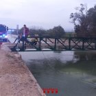Imatge dels Bombers treballant en l'accident al canal dret de l'Ebre a Amposta