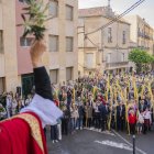 L’arquebisbe de Tarragona, Joan Planellas, beneint les palmes, palmons i llorers de les persones que es van apropar a l’església de l’Ensenyança