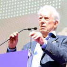 El premi Nobel de Literatura, Mario Vargas Llosa, durant un parlament.