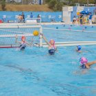 Diferents joves disputant un partit de waterpolo a la piscina Sylvia Fontana en el marc de la competició HaBaWaBa.