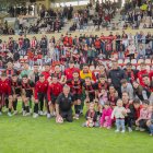 Els jugadors del Reus FC Reddis en una foto de família després del partit amb la seva afició.