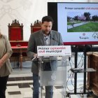 L'alcalde de Tarragona, Rubén Viñuales, i la presidenta d'Emserfumt, Ivana Martínez, durant la presentació del cementiri civil municipal.