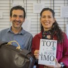 L’editor Joan Rioné i la il·liustradora Alejandra Zúñiga Cárdenas.