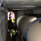 Operaris treballant en una actuació de reforç preventiva en la canonada principal del CAT a l'Ametlla de Mar.