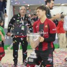 El jugador Ferran Giménez amb el trofeu de la Copa del Rei.