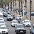 Cues de vehicles circulant per la Ronda de Dalt de Barcelona.