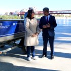 La directora de l'IDECE, Bibiana Porres, i el delegat del Govern a l'Ebre, Joan Castor gonell, davant d'una barca de l'IDECE, al costat del riu Ebre a Tortosa.