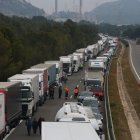 Cues a l'AP-7 per un accident mortal amb un camió a l'Hospitalet de l'Infant.