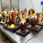 Diverses figures de mones a l'obrador de la pastissera Zaguirre de Terrassa.