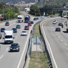 Vehicles a l'AP-7 al seu pas per Martorell.