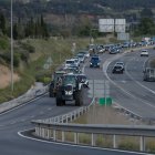 Tractors del Gremi de la Pagesia, al seu pas per la C-14, durant la marxa lenta organitzada aquest diumenge a la tarda