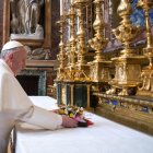 El papa Francesc aquest dijous al matí resant en una església dedicada a Santa Maria la Major davant d'una icona de Maria anomenada Salus Populi Romani.