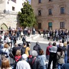 Els representants del consistori de Calafell i veïns de la localitat en el minut de silenci per condemnar la mort d'una habitant de la població a mans de la seva parella.