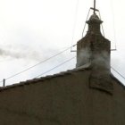 La fumata blanca a la Capella Sixtina indica que un nou papa ha estat escollit.