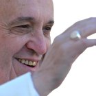 El papa Francisco mientras bendice a los fieles durante la audiencia general de los miércoles en la Plaza de San Pedro en la Ciudad del Vaticano.