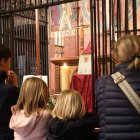 Una família prega davant la fotografia memorial del papa Francesc a la Capella Santa Llúcia