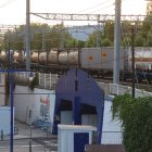Imatge d’un tren de mercaderies al seu pas pel barri del Serrallo.