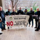 Representants de la Plataforma i altres entitats veïnals en la recollida dels plecs de signatures.