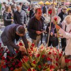 Fotografia d’arxiu de la diada de Sant Jordi de 2024 a la plaça del Mercadal.