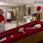 El secretari d'Estat, el cardenal Pietro Parolin, davant el fèretre del papa Francesc.