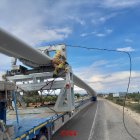 Imagen del camión que ha quedado enganchado al cableado telefónico.
