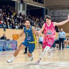 Víctor Aguilar botant una pilota durant el derbi contra el CB Tarragona.