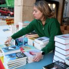Júlia Albesa, de la Irreal de Tortosa, col·loca llibres a la parada de Sant Jordi.