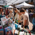 Diverses parades a la plaça Mercadal de Reus durant la diada.