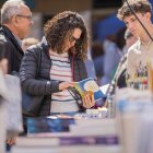 Fotografies de la diada de Sant Jordi 2025 a la plaça Mercadal de Reus.