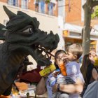 Un nen amb el Drac del Morell, que presidia els actes de la rambla Joan Maragall.