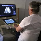 La doctora Rosa Caballol, del CAP del Temple, fent una ecografia pulmonar a una pacient amb insuficiència cardíaca.