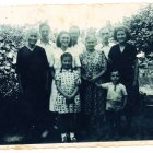 Fotografia de diversos membres de la família de Pep Pastor al l’Hort de la Pura, a la Selva, als anys 40.