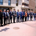Foto de família dels alcaldes de la Ribera d'Ebre amb el conseller Miquel Sàmper.