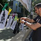 Un home penja una estampació d'una fulla coincidint amb el 40è aniversari de Gepec-EdC a Reus