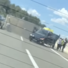 Imatge del vehicle bolcat a l'AP-7 a Tarragona