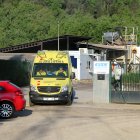Una ambulància sortint de la planta de reciclatge de bateries de Bonmatí