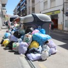 Brossa acumulada a Torredembarra durant una vaga del 2024.