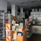 La Farmàcia Tarradellas, prop de Sants Estació, a Barcelona, sense llum