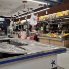 La majoria de les paradetes del Mercat Central van tancar poc després que es produís el tall de llum.