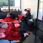 Imatge del grup de tretze persones d'Elx que han passat la nit a l'estació de Camp de Tarragona