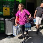 Gent sortint d'un supermercat de Tarragona durant l'apagada general.