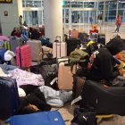 Imatge dels joves al terra de l'Aeroport del Prat.