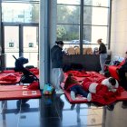 Imagen del grupo de trece personas de Elche que han pasado la noche en la estación del Camp de Tarragona.
