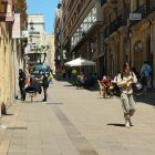 Imatge d’una perruquera fent la seva feina al carrer durant l’apagada.