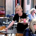 Una cambrera treballant en una terrassa de bar.