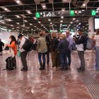 Desenes de persones fan cua per demanar informació o reclamar el reemborsament del bitllet a Sants
