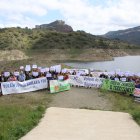 Imatge de la concentració d'una vintena d'entitats per reclamar la fi del transvasament del Siurana cap a Riudecanyes.