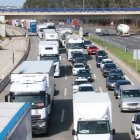 Retenció als tres carrils de l'AP-7 a Vilafranca del Penedès en sentit sud durant l'operació sortida del pont de l'1 de maig